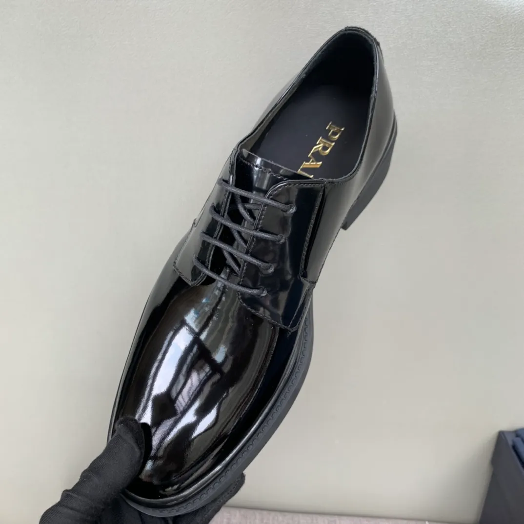 Men's shoes 💰860 hot recommendation ✨PRADA Prada's top purchasing quality imported upper with color-brushed open edge beads carved toe design cowhide lining private molded TPU outsole non-slip, wear-resistant and elastic fashionable and versatile black gray blue burgundy 39-44 in stock (38, 45 customized, non-refundable)
